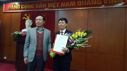 Phó Trưởng Ban Tuyên giáo T.Ư Phạm Văn Linh trao quyết định bổ nhiệm cho đồng chí Trần Thanh Lâm. Ảnh Tienphong.vn