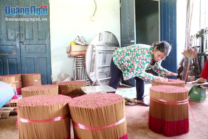 Nghề làm nhang quế đã tạo thu nhập ổn định cho nhiều chị em phụ nữ huyện Trà Bồng.