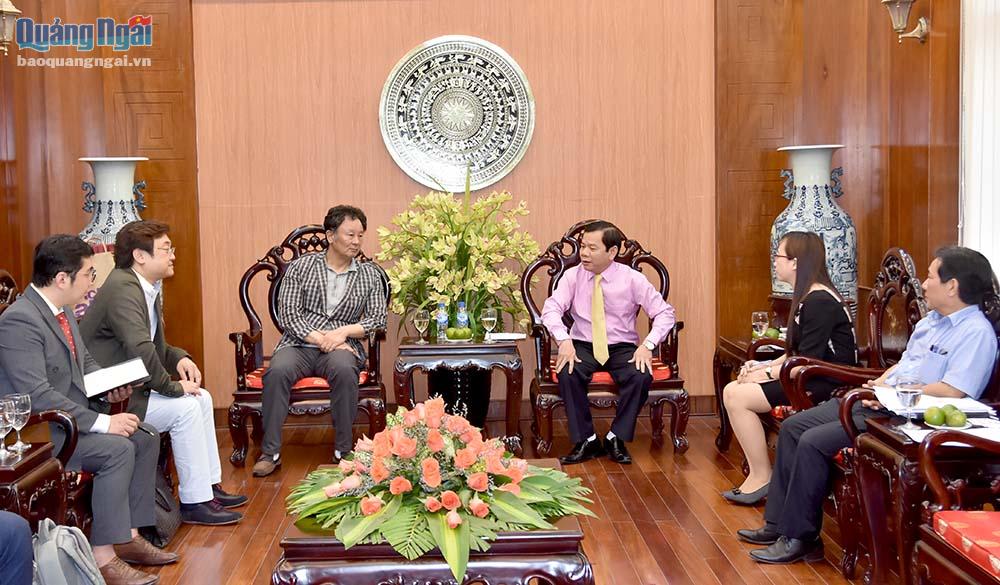 Phó Chủ tịch Thường trực UBND tỉnh Đặng Văn Minh (phải) tiếp và làm việc với đại diện Tập đoàn