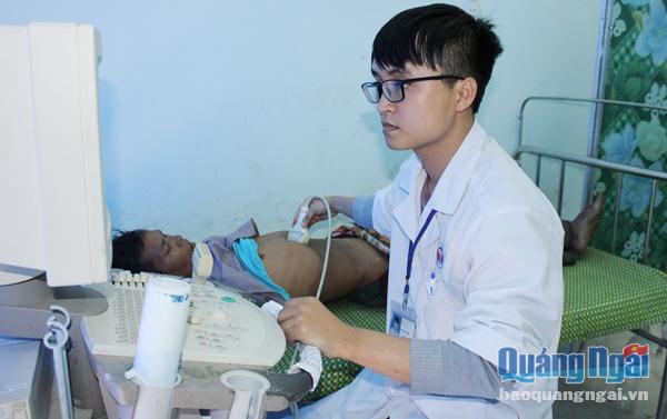 Bác sĩ Phạm Hữu Nghĩa ngoài tận tâm với công tác chữa bệnh, cứu người, còn nhiệt tình chia sẻ với những hoàn cảnh bệnh nhân khó khăn