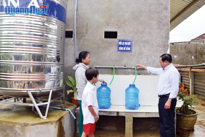 Từ khi có hệ thống nước lọc tinh khiết, người dân thôn Phước Thiện vơi bớt nỗi lo sử dụng nước nhiễm bẩn.