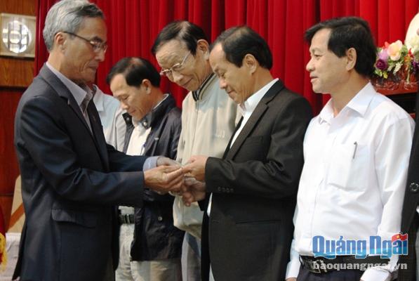 Cấp, đổi thẻ hội viên mới các các hội viên Hội Nhà báo Việt Nam tỉnh