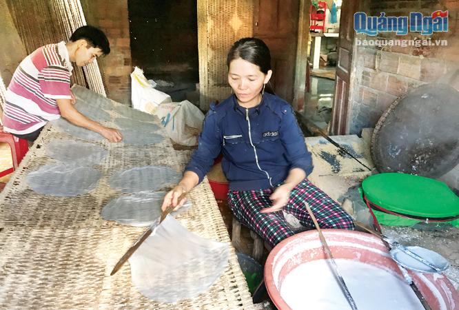 Chị Phạm Thị Thủy cho biết, mỗi ngày chị làm từ 30 - 50kg gạo với khoảng 800 - 1.200 chiếc bánh. Riêng làm phục vụ thị trường Tết thì sản lượng tăng gấp đôi, gấp ba.