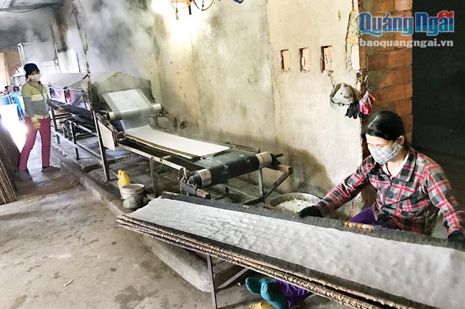 Để tạo thương hiệu và đáp ứng nhu cầu của thị trường, anh Võ Bảo đã đầu tư máy làm bánh tráng công nghiệp. Mỗi ngày sản xuất từ 500 đến 800kg gạo, giải quyết việc làm cho 8 - 12 lao động, với thu nhập 120.000 đồng/người/ngày.