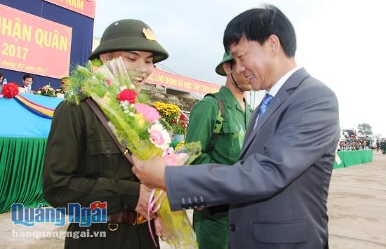 Phó Bí thư Tỉnh ủy- Chủ tịch UBND tỉnh tặng quà, động viên các tân binh lên đường nhập ngũ.