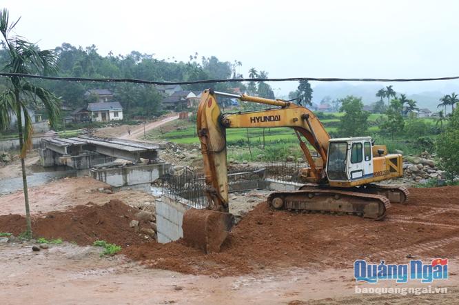 Công ty TNHH Minh Long đang thi công cầu Hóc Nhiêu.