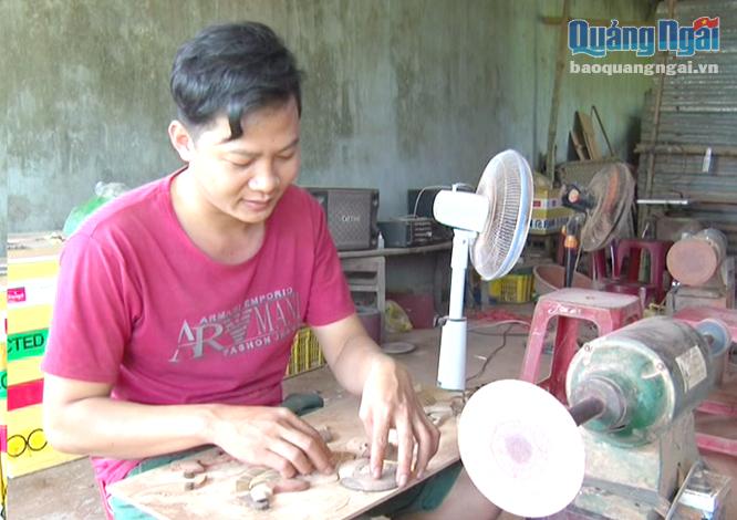 Nguyễn Anh Hợp, ở thôn Tình Phú Nam, xã Hành Minh (Nghĩa Hành) đang chế tác tranh ghép gỗ tại xưởng mộc của mình.