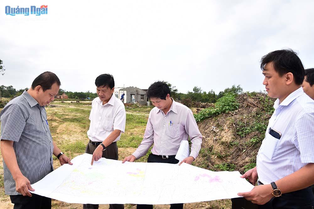 Chủ tịch UBND tỉnh Trần Ngọc Căng kiểm tra thực tế mặt bằng dự án Khu đô thị công nghiệp Dung Quất