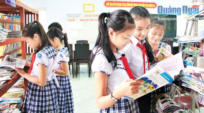Học sinh tiểu học TT Ba Tơ trong giờ đọc sách báo tại thư viện nhà trường.