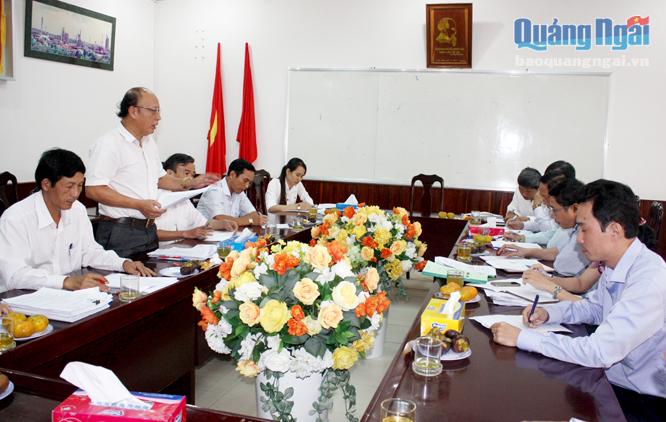 Ông Nguyễn Mạnh Hùng - Trưởng Ban VH-XH, HĐND tỉnh phát biểu tại cuộc họp.