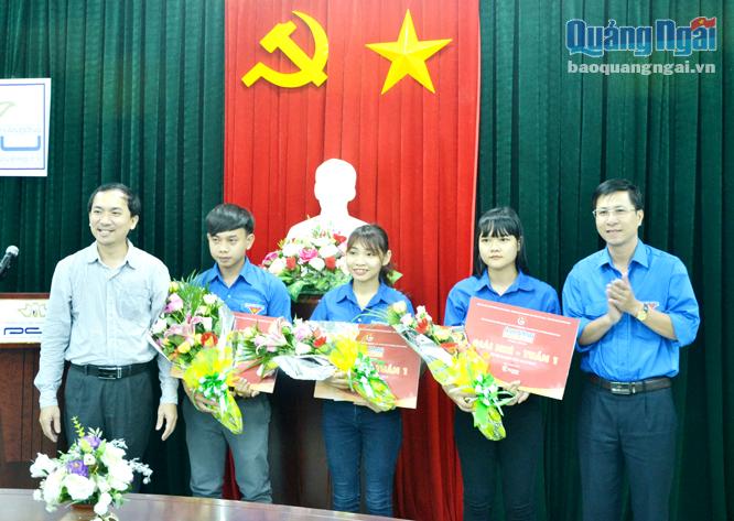 Lãnh đạo Tỉnh đoàn và Trường ĐH Phạm Văn Đồng trao thưởng cho 3 sinh viên.