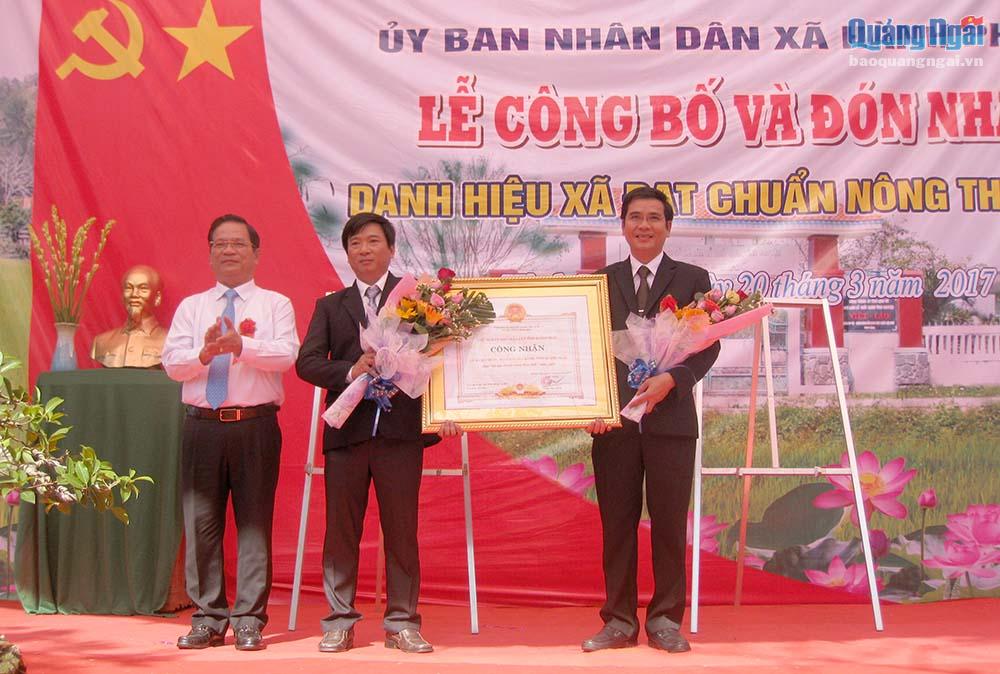y viên Trung ương Đảng, Trưởng đoàn đại biểu Quốc hội,  Bí thư Tỉnh ủy  Quảng Ngãi trao bằng công nhận xã đạt chuẩn nông thôn mới cho nhân dân và cán bộ xã Hành Phước