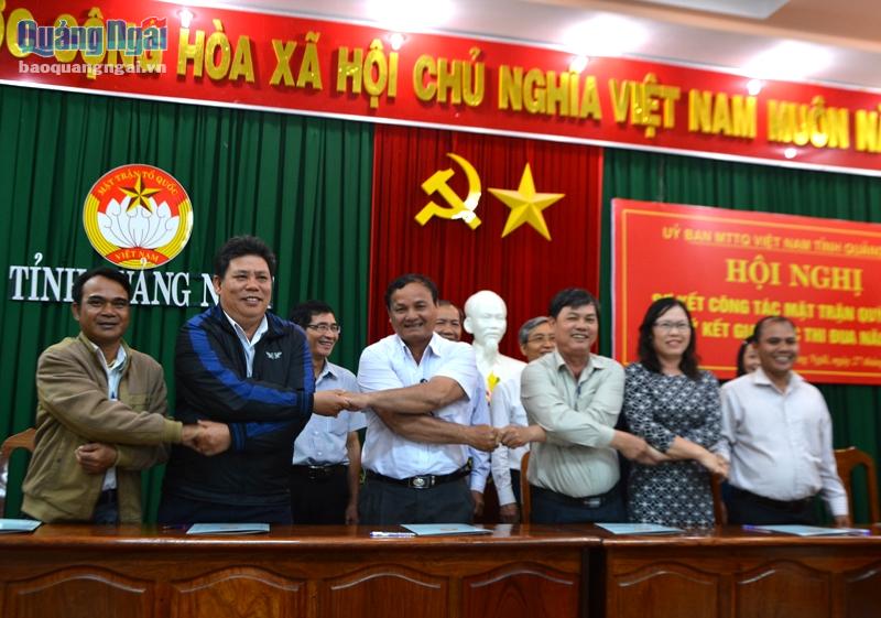 Lãnh đạo Ủy ban MTTQ Việt Nam các huyện, thành phố ký kết giao ước thi đua.
