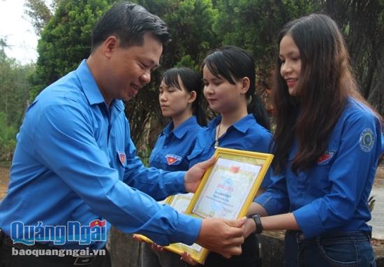 Đồng chí Nguyễn Hoàng Hiệp- Phó Bí thư thường trực Tỉnh đoàn trao tặng bằng khen cho các sinh viên.