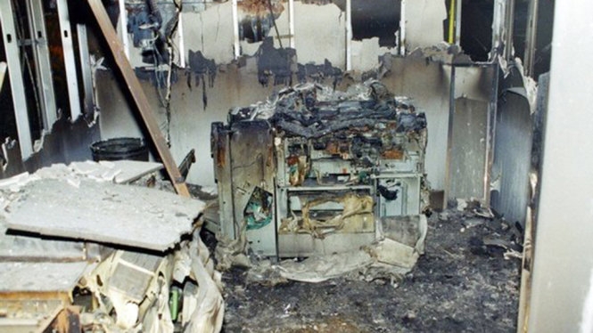  Đồ nội thất bên trong Lầu Năm Góc bị hư hỏng và lộ ra ngoài sau vụ khủng bố - Ảnh: FBI
