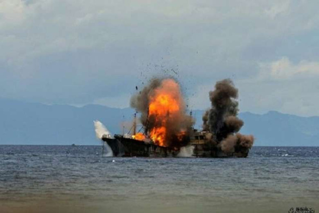 Một tàu cá nước ngoài bị đánh chìm tại Indonesia (Ảnh: Straitstimes)