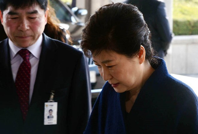 Cựu Tổng thống Hàn Quốc Park Geun-hye (phải). (Ảnh: AFP)