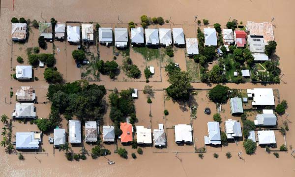 Nhiều ngôi nhà bị nước lũ bao vây do bão Debbie gây ra tại Depot Hill ở Rockhampton, Australia, ngày 6-4-2017. Ảnh: Dan Peled / REUTERS.