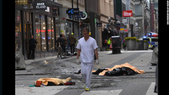  Hiện trường xảy ra vụ xe tải lao vào đám đông tại Stockholm (Ảnh: AP)