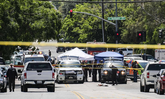  Cảnh sát phong tỏa điều tra khu vực Trường Tiểu học North Park ở San Bernardino, California, Mỹ, sau vụ nổ súng ngày 10-4-2017. Ảnh: AP