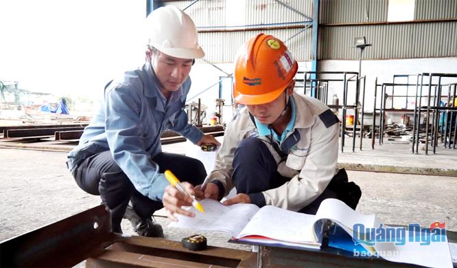 Kỹ sư của Doosan Vina chia sẻ kinh nghiệm sản xuất cho nhân viên của một công ty cơ khí khác.