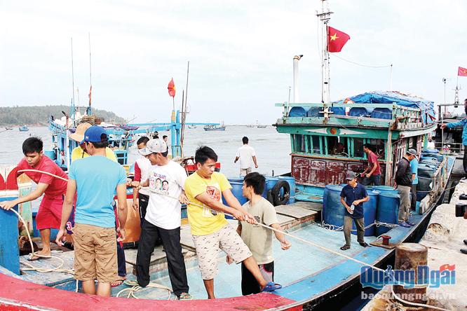 Tàu cá ngư dân khai thác hải sản trái phép bị Philippines bắt giữ thả về. Ảnh:  Khánh Toàn