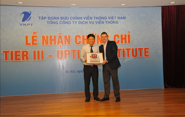 Chứng chỉ Uptime Tier III được trao cho Data Center Nam Thăng Long của VNPT