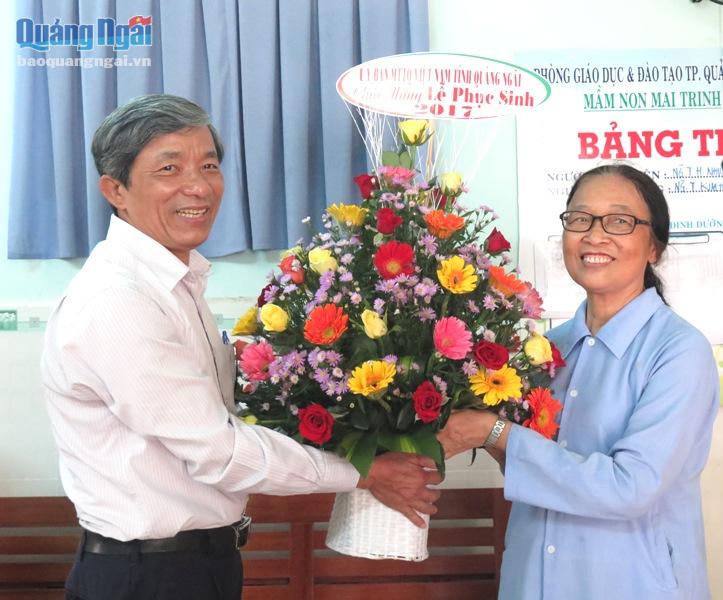 Phó Chủ tịch Ủy ban MTTQVN tỉnh Lê Văn Sáu thăm và chúc mừng Cộng đoàn Mai Trinh.