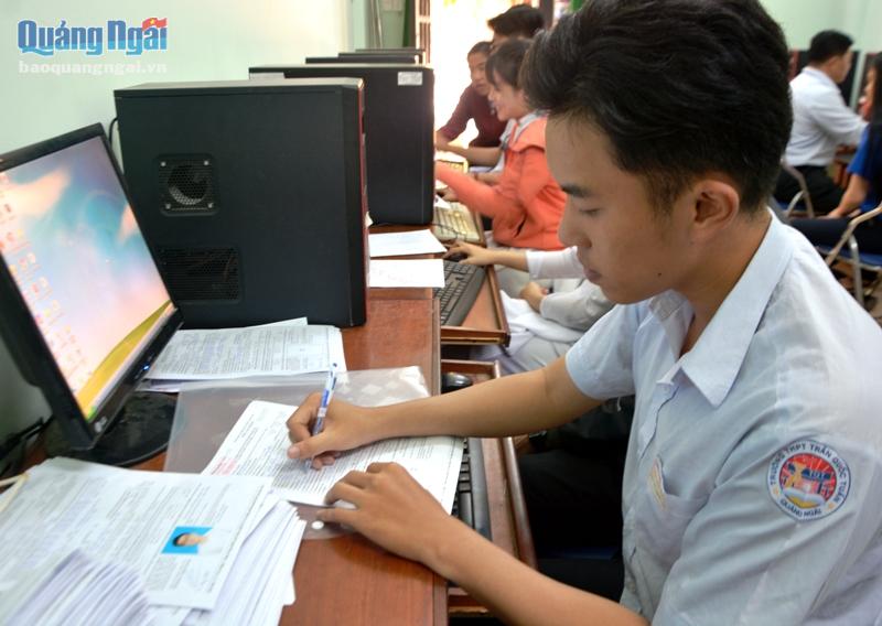 Học sinh Trường THPT Trần Quốc Tuấn đăng ký hồ sơ dự thi.