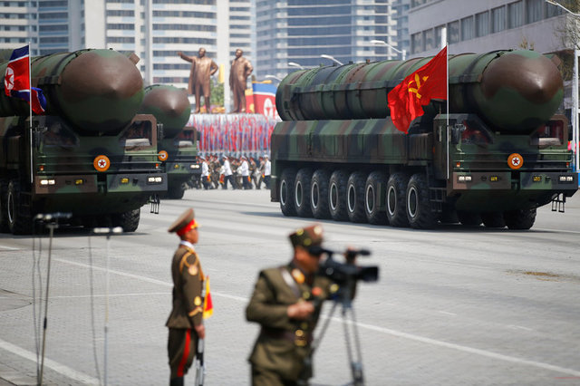 Tên lửa của Triều Tiên trong cuộc duyệt binh ngày 15/4 (Ảnh: Reuters)