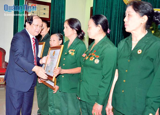 Phó Bí thư Thường trực Tỉnh ủy Nguyễn Thanh Quang trao bằng khen của UBND tỉnh cho nữ CCB tiêu biểu. ảnh: T.L