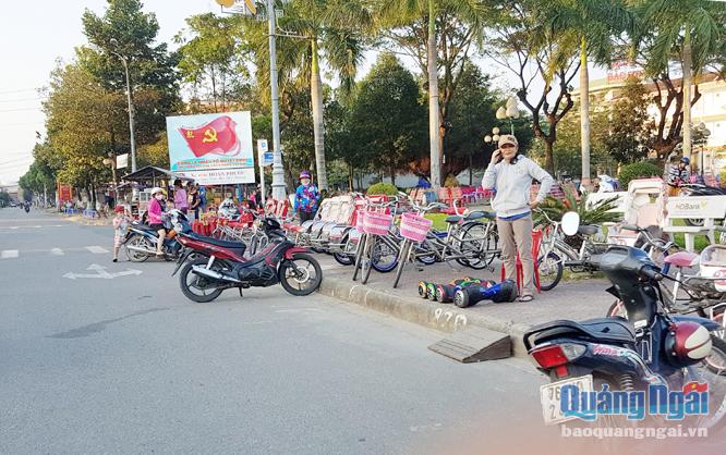Chiếm dụng vỉa hè để buôn bán ở khu vực Quảng trường tỉnh trên đường Phạm Văn Đồng.