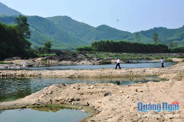 Sông Phước Giang đoạn qua xã Long Sơn bị móc ruột để lấy cát một cách trái phép