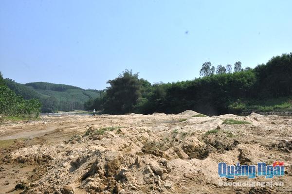 Sông Phước Giang bị biến dạng chỉ sau gần một tháng bị nạn khai thác cát, sạn 