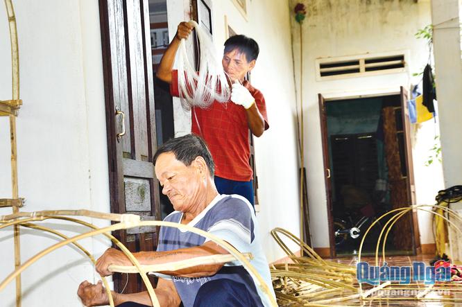 Hai anh em ruột Nguyễn Sớt và Nguyễn Nổi gắn bó với nghề làm bóng mực hàng chục năm nay.