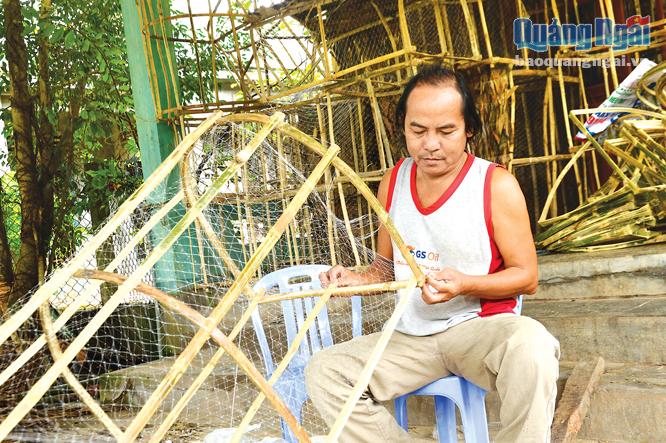 Ông Nguyễn Văn Thành có hơn 20 năm gắn bó với nghề biển và nghề làm bóng mực, chia sẻ: Nghề này dễ làm, đánh bắt gần bờ không nguy hiểm, lại cho thu nhập ổn định.