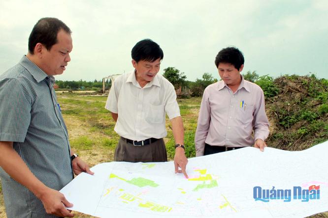 Chủ tịch UBND tỉnh Trần Ngọc Căng kiểm tra thực tế, giải quyết vướng mắc trong giải phóng mặt bằng dự án Khu Đô thị - Công nghiệp Dung Quất.