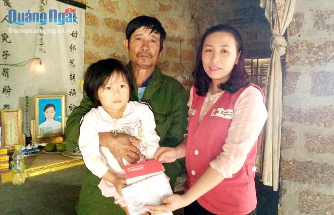 Chủ tịch Hội Chữ thập đỏ huyện Mộ Đức Huỳnh Thị Thùy Trang đến thăm hỏi, động viên và trao sổ tiết kiệm cho cháu Lê Thị Yến Nhi.                         Ảnh: PV