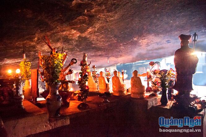 Chùa Hang, ngôi chùa tọa lạc trong hang đá, rộng chừng 500m một thắng cảnh nổi tiếng trong và ngoài tỉnh; được nhiều du khách đến viếng, mỗi khi thăm đảo.