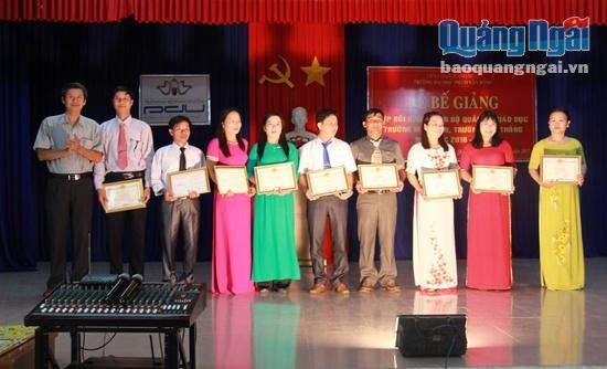 Đại diện Trường Đại học Phạm Văn Đồng khen thưởng cho các cá nhân có thành tích cao trong khóa học.