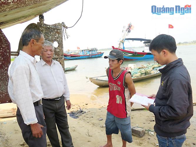  Đảng viên thôn Tân Thạnh, xã Nghĩa An (TP.Quảng Ngãi) tuyên truyền pháp luật cho ngư dân.
