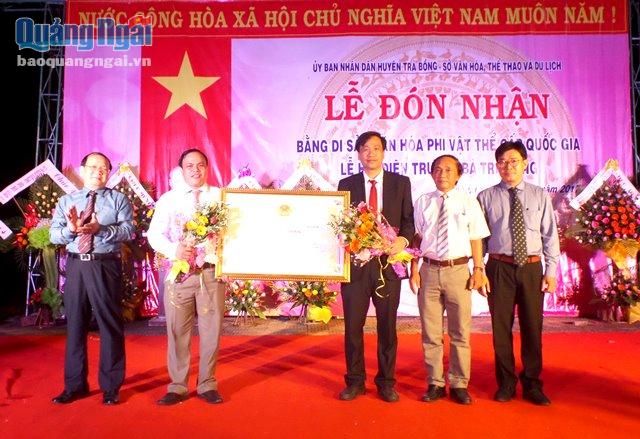Lãnh đạo huyện Trà Bồng đón nhận Bằng Di sản văn hóa Phi vật thể cấp Quốc giaLễ hội Điện Trường Bà Trà Bồng 