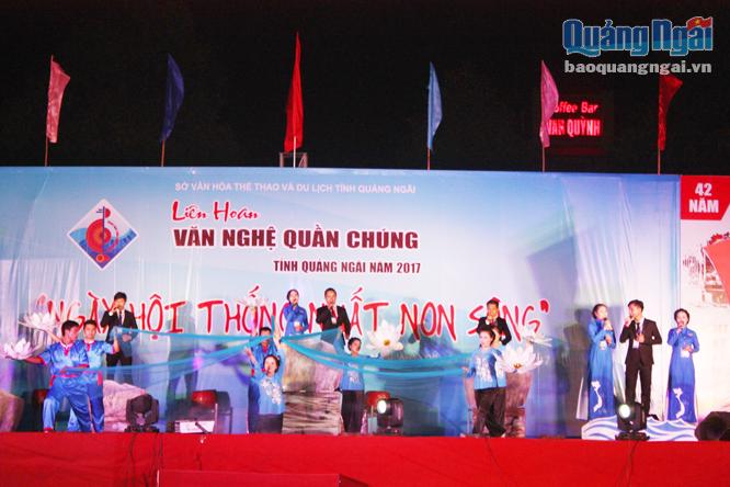 Tiết mục “Gởi lại mùa hoa súng” của Đội văn nghệ quần chúng Bình Sơn tại Liên hoan văn nghệ quần chúng tỉnh Quảng Ngãi 2017.