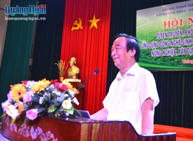 Giáo sư Nguyễn Lân Dũng truyền đạt tại hội nghị.