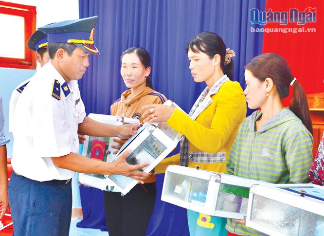 Cán bộ, chiến sĩ Vùng Cảnh sát biển 2 tặng tủ thuốc cho ngư dân.