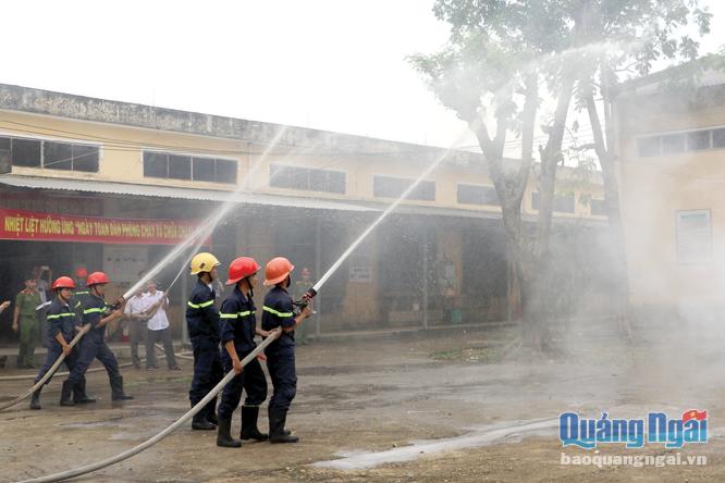 Bài, ảnh: HÀ XUYÊN Thực tập phương án chữa cháy tại Công ty CP May Đông Thành 1.