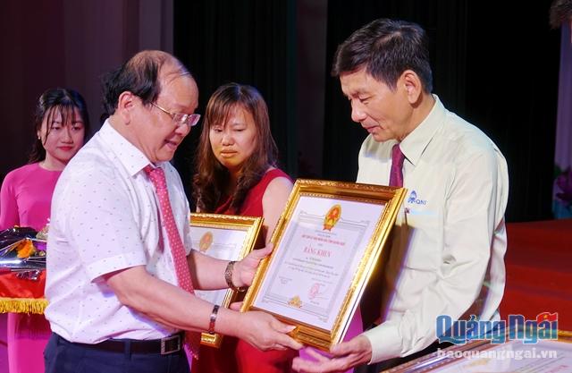 Phó Bí thư Thường trực Tỉnh ủy Nguyễn Thanh Quang trao Bằng khen của UBND tỉnh cho các chủ doanh nghiệp tiêu biểu