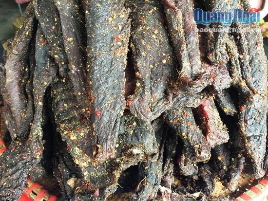 Thịt trâu gác bếp, sấy khô với giá tầm 300.000 đồng/1 kg là một trong những đặc sản bạn không nên bỏ qua khi đến đây.