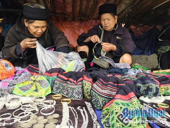 Thổ cẩm là một mặt hàng thủ công mỹ nghệ đặc trưng của Sapa. Người Mông, Dao, Giáy ở vùng cao rất giỏi nghề se lanh, dệt vải, nhuộm, thêu hoa văn trên nền thổ cẩm. 