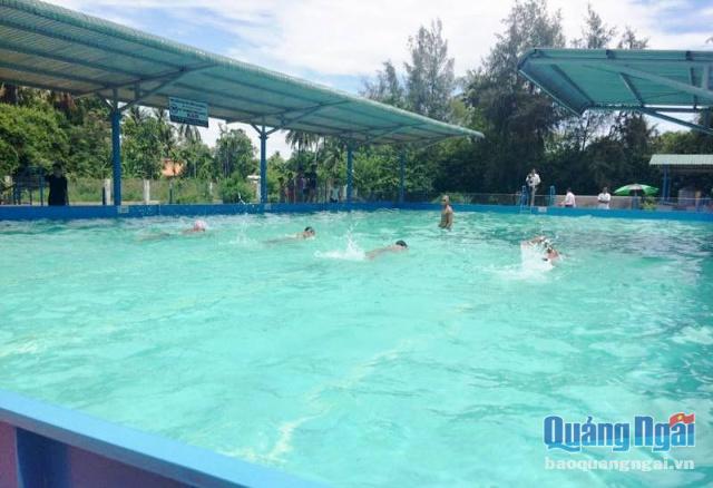 Trường THCS Nghĩa Hà với hồ bơi được hoàn thành cách đây một năm. Đây là một trong hai trường học có hồ bơi và đưa môn bơi vào giảng dạy ở Quảng Ngãi